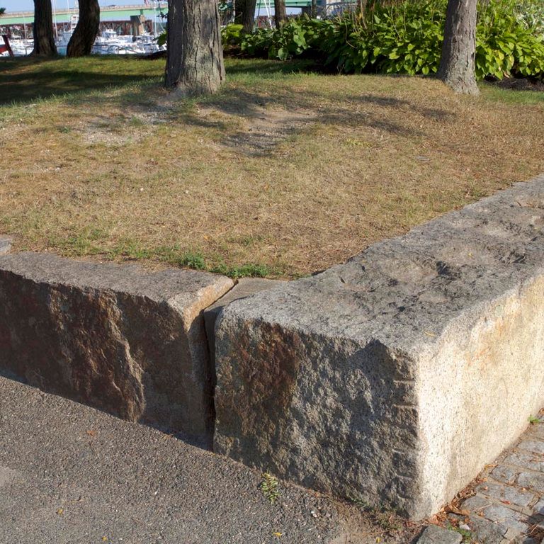 The image shows this product being used in a landscape wallstone application.