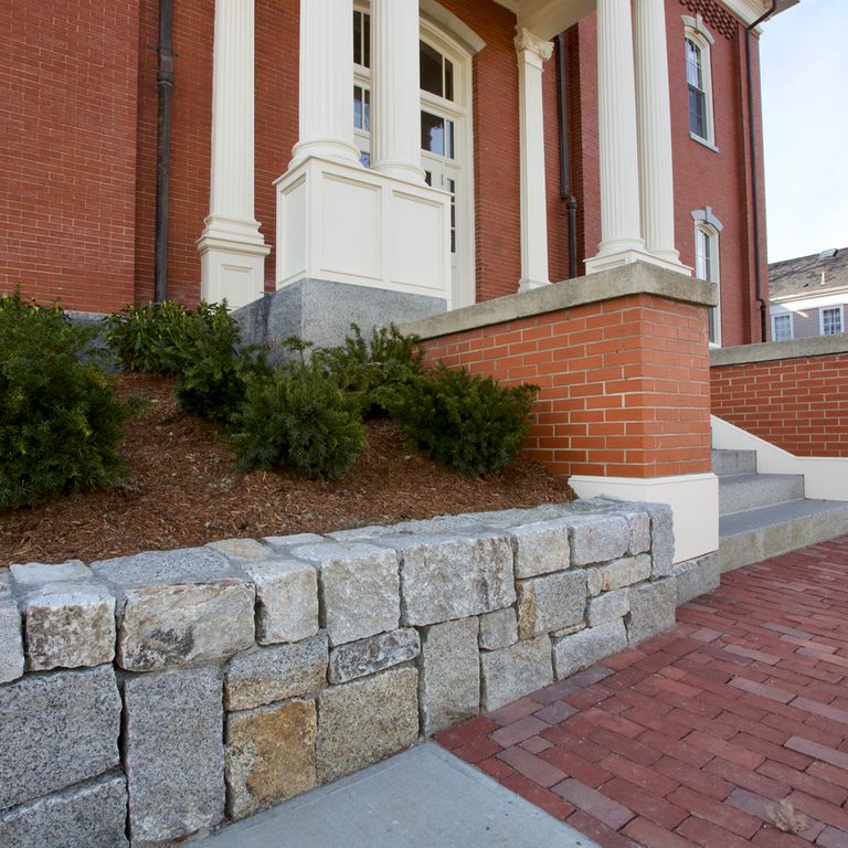 The image shows this product being used in a landscape wallstone application.