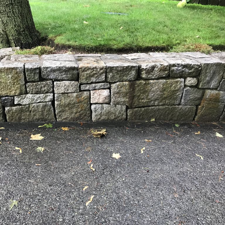 The image shows this product being used in a landscape wallstone application.