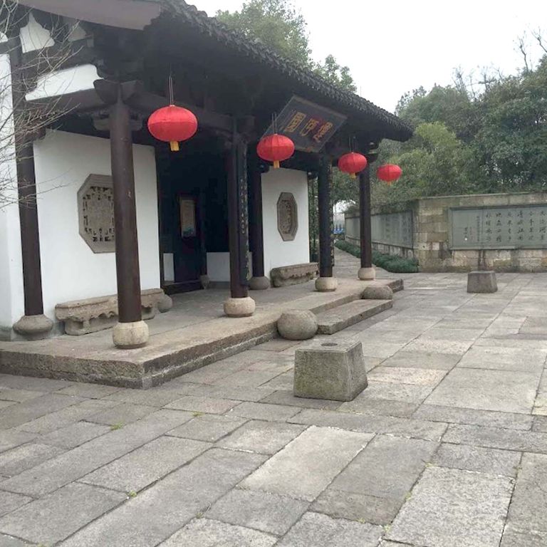 The image shows this product being used in a patio pavers application.