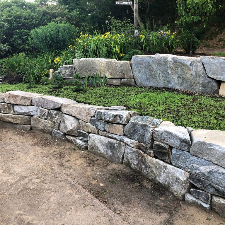 The image shows this product being used in a landscape wallstone application.