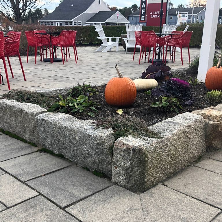 Application image for Granite - Reclaimed - Edging. The image shows this product being used in a landscape curbing & edging application. This is a landscape stone for outdoor commercial and residential applications. Suitable for general use, freeze-thaw conditions, low heat absorption surfaces and low slipperiness surfaces situations. Relatively moderate in price.