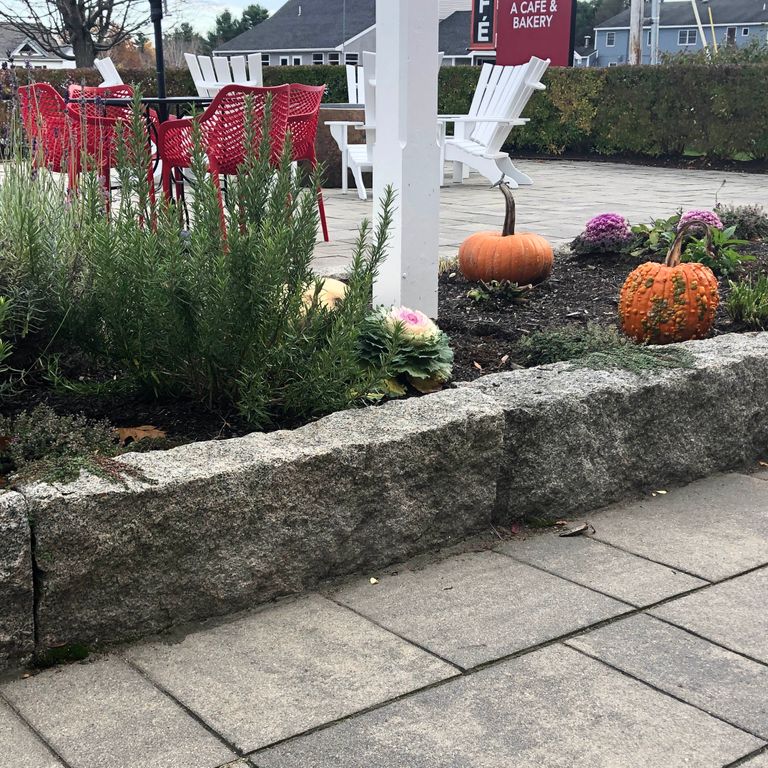 Application image for Granite - Reclaimed - Edging. The image shows this product being used in a landscape curbing & edging application. This is a landscape stone for outdoor commercial and residential applications. Suitable for general use, freeze-thaw conditions, low heat absorption surfaces and low slipperiness surfaces situations. Relatively moderate in price.