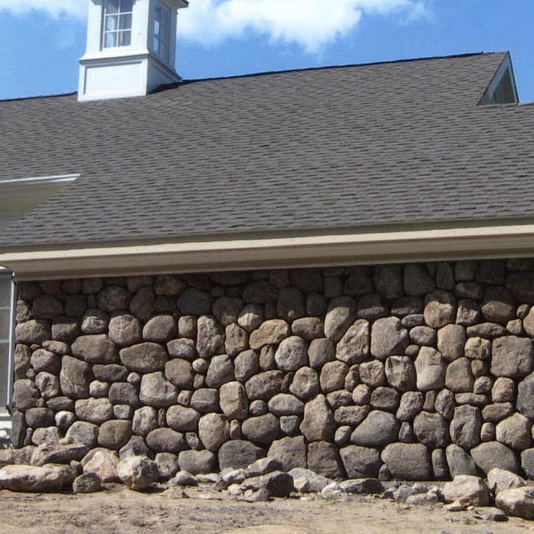 Application image for Fieldstone - New England Rounds - Veneer. The image shows this product being used in a full bed veneer application. The dominant color shown is gray. The color mix creates a cool feeling.