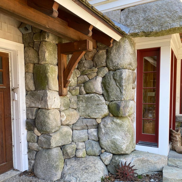 Application image for Fieldstone - New England Rounds - Veneer. The image shows this product being used in a full bed veneer application. The dominant color shown is gray. The color mix creates a warm feeling.