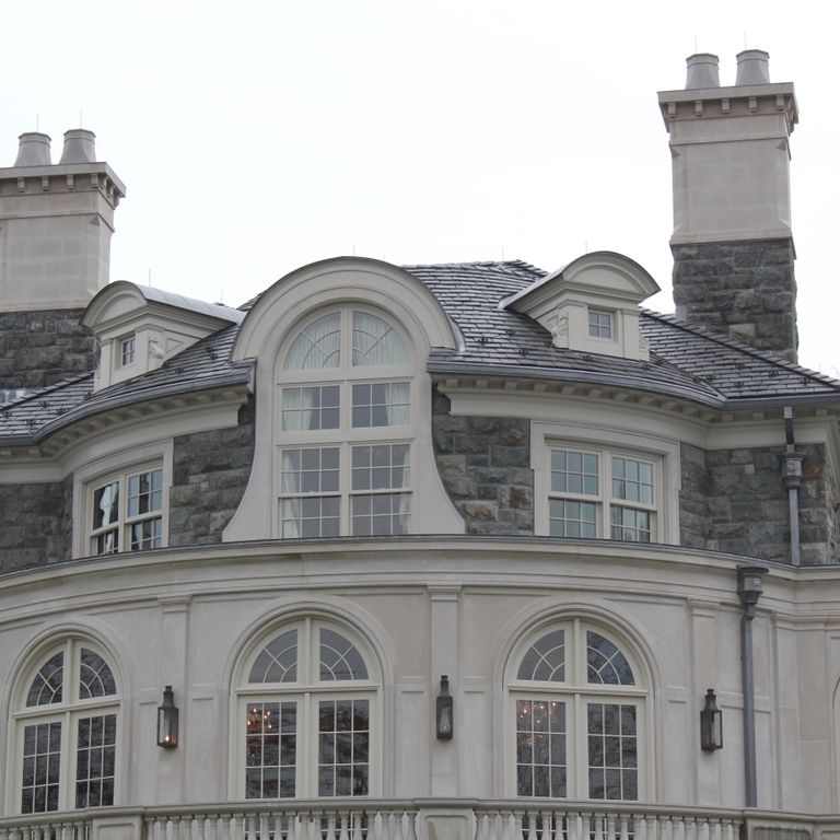 The image shows this product being used for full bed veneer, window well and chimney.