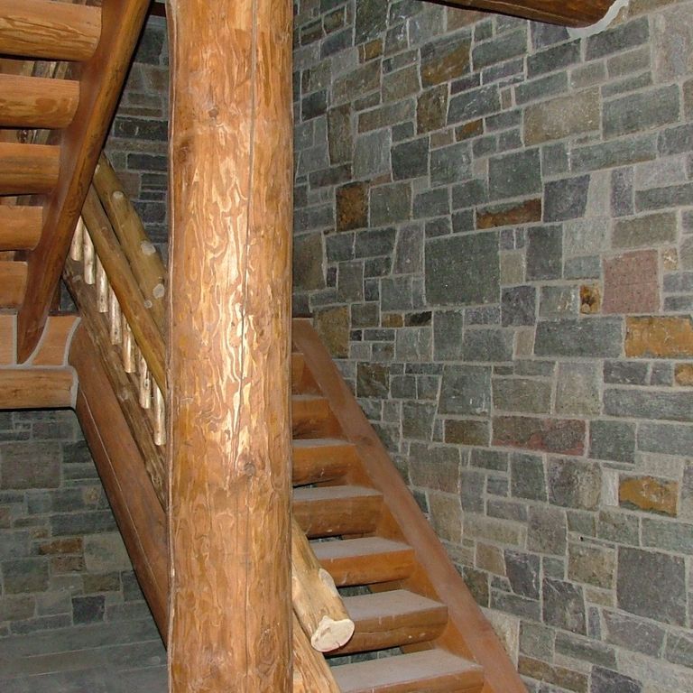 Application image for Adirondack Granite - Veneer. The image shows this product being used in a landscape wallstone application. The dominant color shown is brown. The color mix creates a warm feeling.
