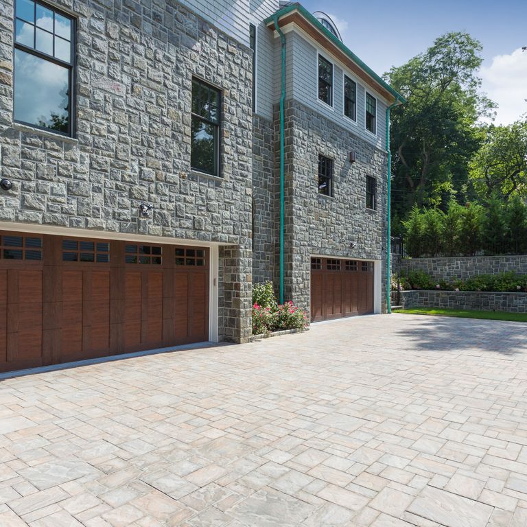 Application image for Blue Mountain Granite - Veneer. This is a building and landscape stone for indoor and outdoor commercial and residential applications. Suitable for general use, freeze-thaw conditions, low heat absorption surfaces, high traffic areas, low slipperiness surfaces and high heel compatibilty situations. Relatively higher in price.