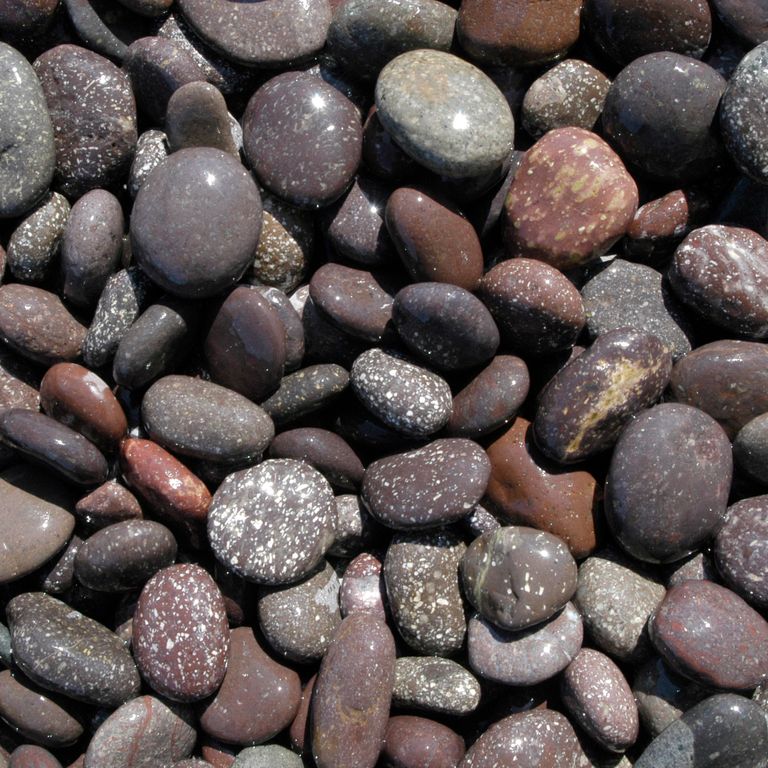 Application image for Granite Beach Pebbles - Natural Red. Dominant colors shown are gray, purple and red; with black, brown, green, orange/rust and tan secondaries. The color mix creates a warm feeling. Streaked, random and coarse speckled color patterns.