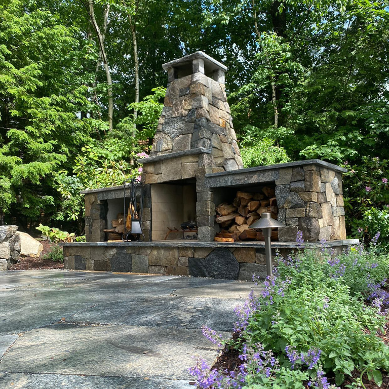 Application image for Fieldstone - Old New England Wall - Wall Veneer. The image shows this product being used for fireplace surround, outdoor fire concepts and thin veneer.