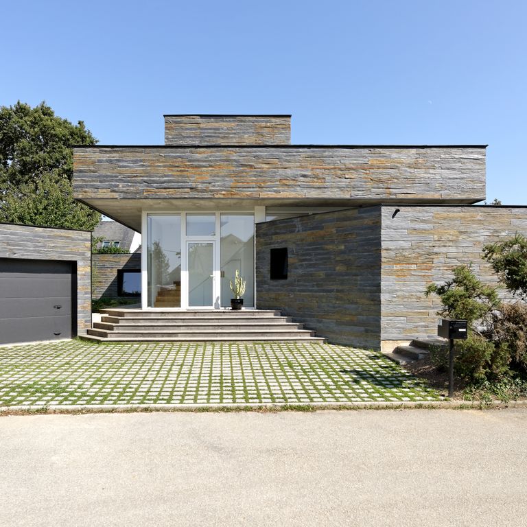 Application image for Black Schist - Wall Veneer. The image shows this product being used for full bed veneer and thin veneer. The surface finish shown is natural cleft. Dominant colors shown are black, gray and tan. The color mix creates a warm feeling.
