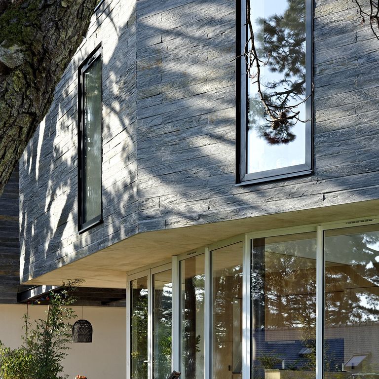 Application image for Black Schist - Wall Veneer. The image shows this product being used for full bed veneer and thin veneer. The surface finish shown is natural cleft. Dominant colors shown are black and gray. The color mix creates a warm feeling.