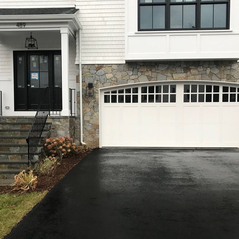 Application image for Spruce Mountain Granite - Veneer. The image shows this product being used for full bed veneer and thin veneer. The surface finish shown is split-face. Dominant colors shown are gray, orange/rust and tan. The color mix creates a warm feeling. Regular and random color patterns.