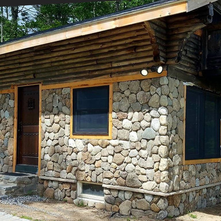 Feature image for Fieldstone - Old New England Rounds - Thin Veneer. The image shows this product being used in a thin veneer application. Dominant colors shown are beige, gray, white and cream; with a brown secondary. Exhibits 
