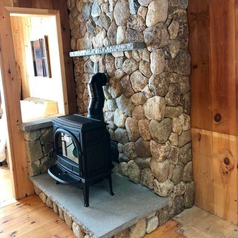 Application image for Fieldstone - Old New England Rounds - Thin Veneer. The image shows this product being used for thin veneer and interior cladding. The surface finish shown is natural. Dominant colors shown are brown, gray and tan. The color mix creates a warm feeling. Speckled, blotched and random color patterns.