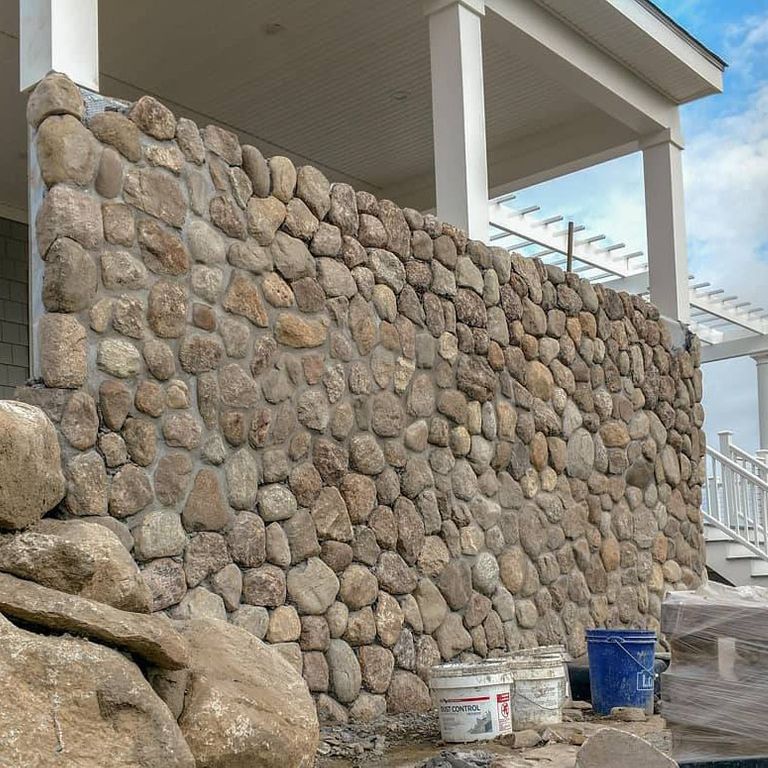 Application image for Fieldstone - Old New England Rounds - Thin Veneer. The image shows this product being used in a thin veneer application. The surface finish shown is natural. Dominant colors shown are brown, gray and tan. The color mix creates a warm feeling. Regular, speckled and blotched color patterns.