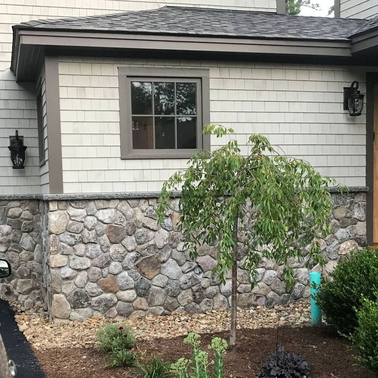 Application image for Fieldstone - Old New England Rounds - Thin Veneer. The image shows this product being used in a thin veneer application. Dominant colors shown are brown, gray and white. Speckled and blotched color patterns.