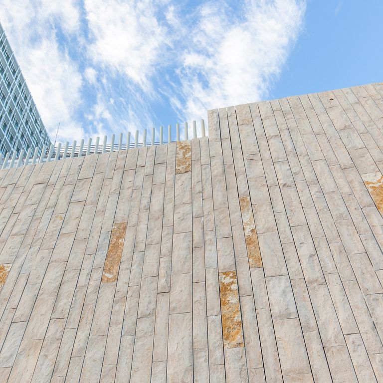 The image shows this product being used for full bed veneer and thin veneer.