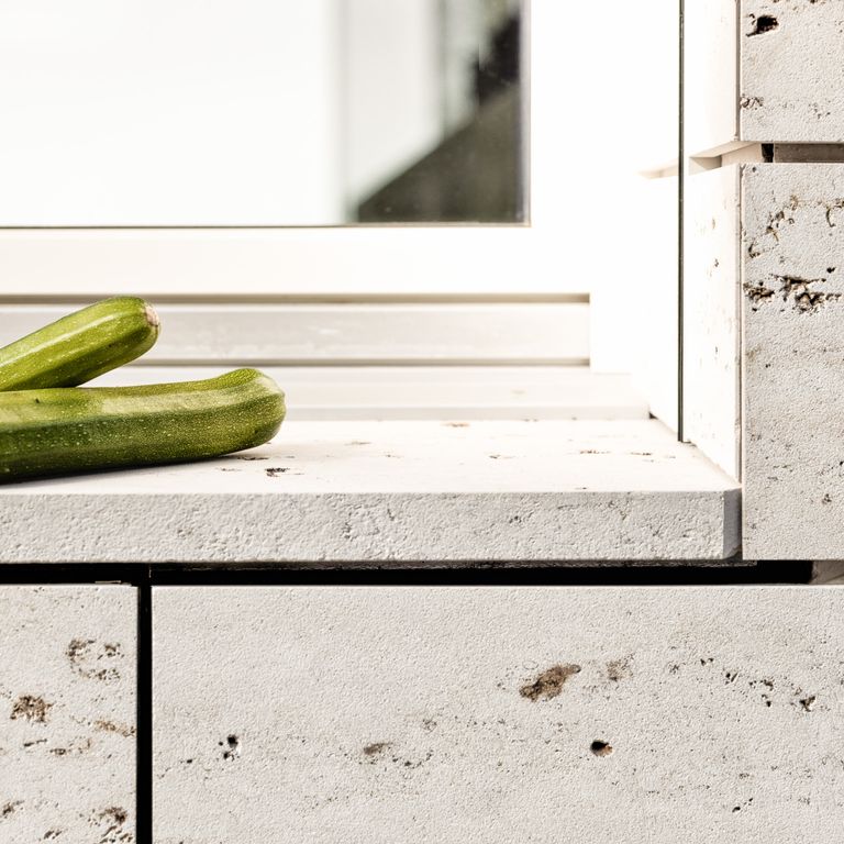 The image shows this product being used for full bed veneer and thin veneer.