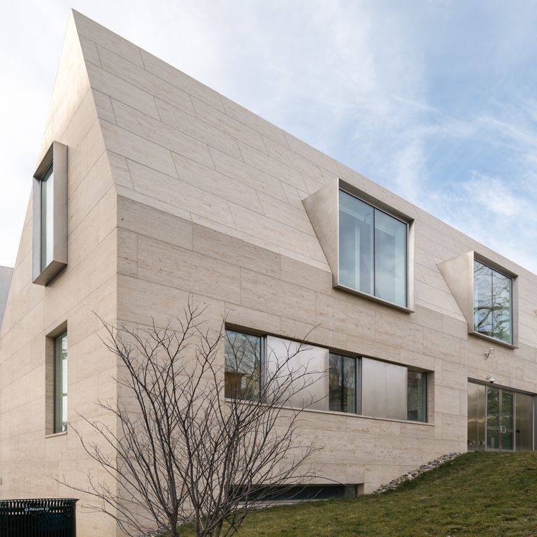 The image shows this product being used for full bed veneer and thin veneer.