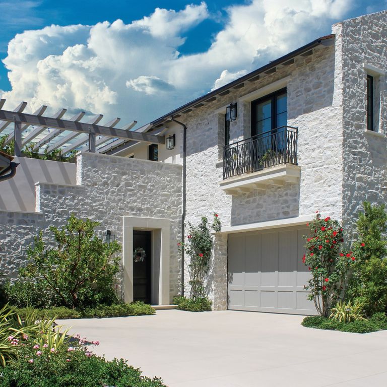 Feature image for Tundra Cream Limestone - Veneer. The image shows this product being used for full bed veneer and thin veneer. The surface finish shown is split-face. Dominant colors shown are white and cream. The color mix creates a cool feeling.