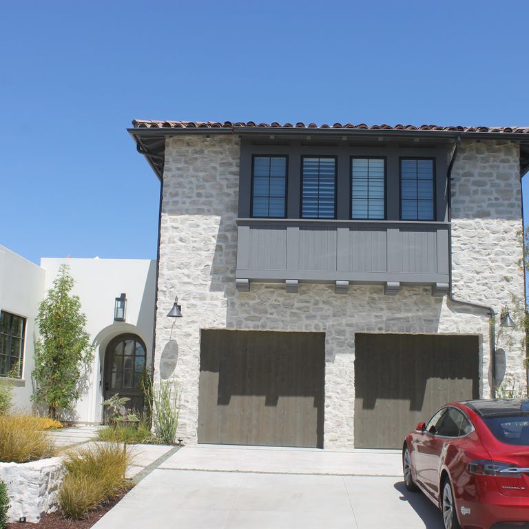Application image for Tundra Cream Limestone - Veneer. The image shows this product being used for full bed veneer and thin veneer. The surface finish shown is split-face. Dominant colors shown are white and cream. The color mix creates a cool feeling.