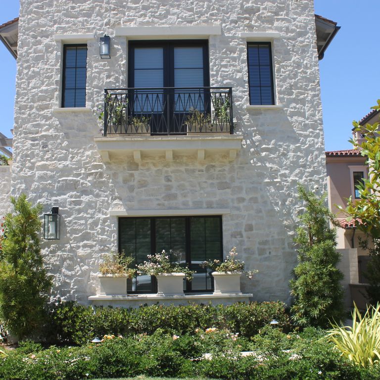 Application image for Tundra Cream Limestone - Veneer. The image shows this product being used in a thin veneer application. The surface finish shown is split-face. Dominant colors shown are white and cream. The color mix creates a warm feeling.