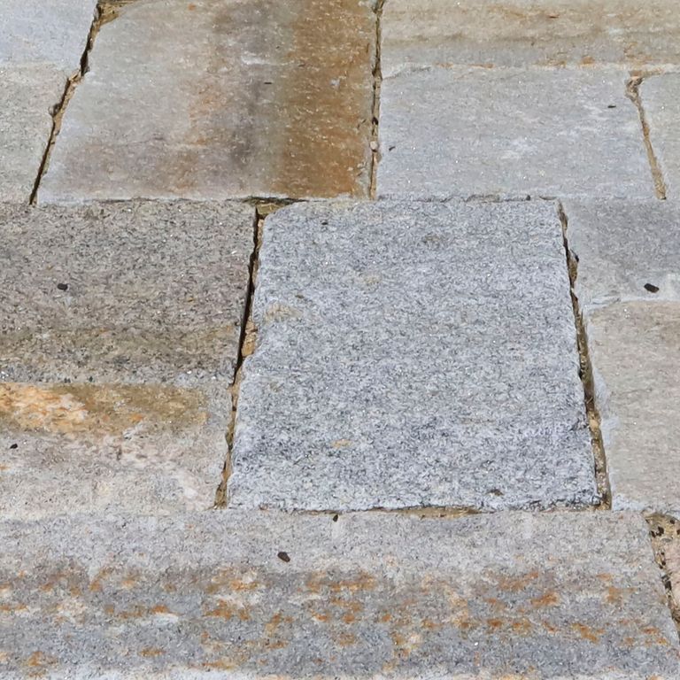 Best close-up image for Reclaimed Granite Curbstone Plank Paver Mix - Random Widths and Lengths to 36