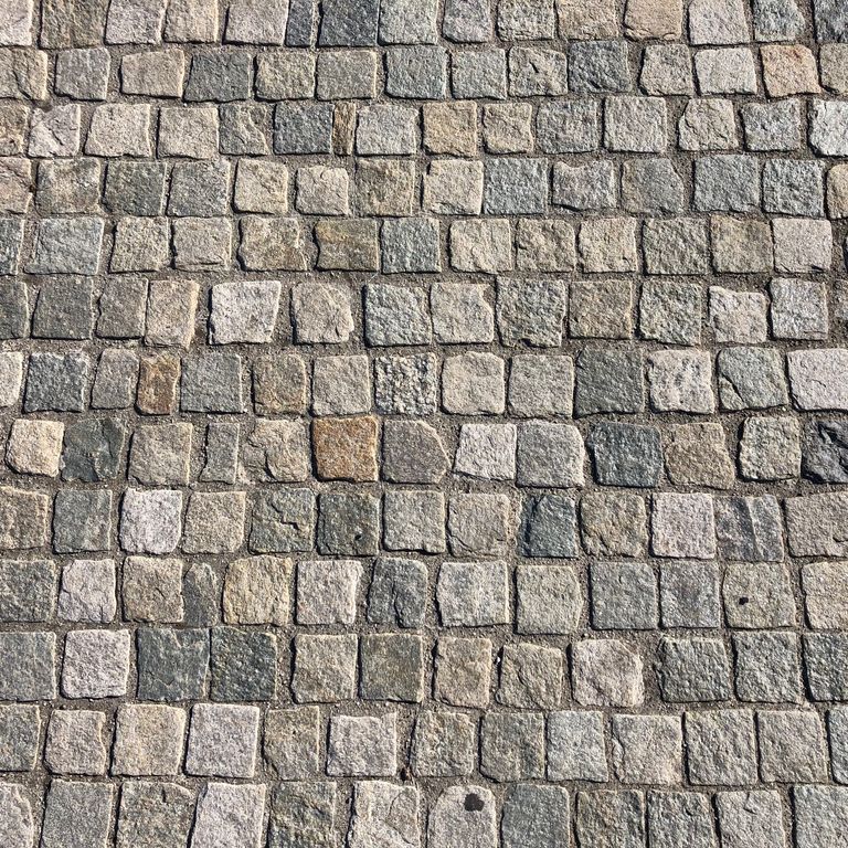 Application image for Pietra Italia Full Color Gneiss - Cobblestone Cubes. The surface finish shown is split-face. Dominant colors shown are beige and gray. The color mix creates a warm feeling.