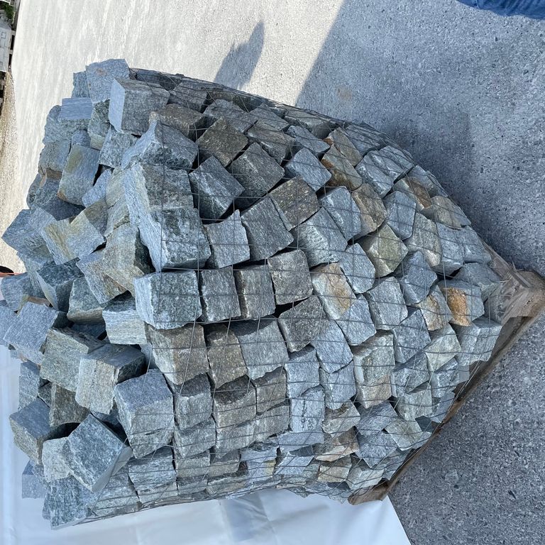 Application image for Pietra Italia Full Color Gneiss - Cobblestone Cubes. The surface finish shown is split-face. Dominant colors shown are beige and gray. The color mix creates a warm feeling.
