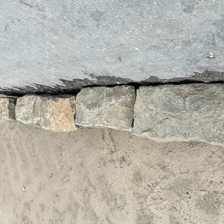 Application image for Reclaimed European Porphyry Cobblestones - Edging. The surface finish shown is . Dominant colors shown are beige and gray. The color mix creates a warm feeling.