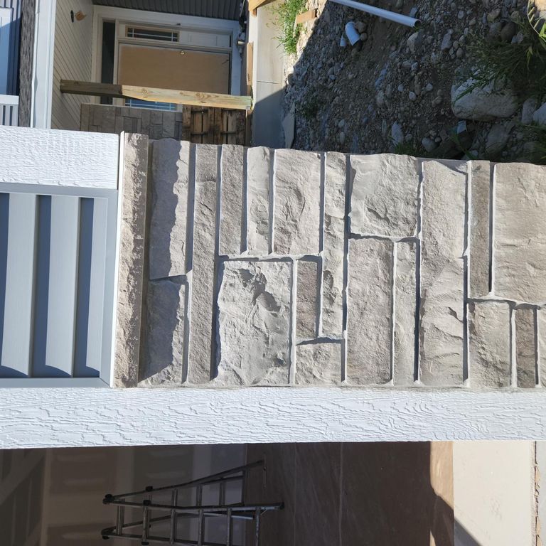 Best close-up image for Lannon Gray Limestone Veneer - Splitface + Sawn. The image shows this product being used in a thin veneer application. The surface finish shown is split-face. The dominant color shown is gray. The color mix creates a cool feeling.