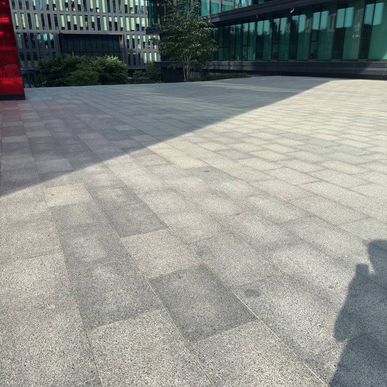 Application image for Granite - White House - Pavers. The image shows this product being used for path pavers and patio pavers. The surface finish shown is flamed. Dominant colors shown are gray and white. The color mix creates a cool feeling.