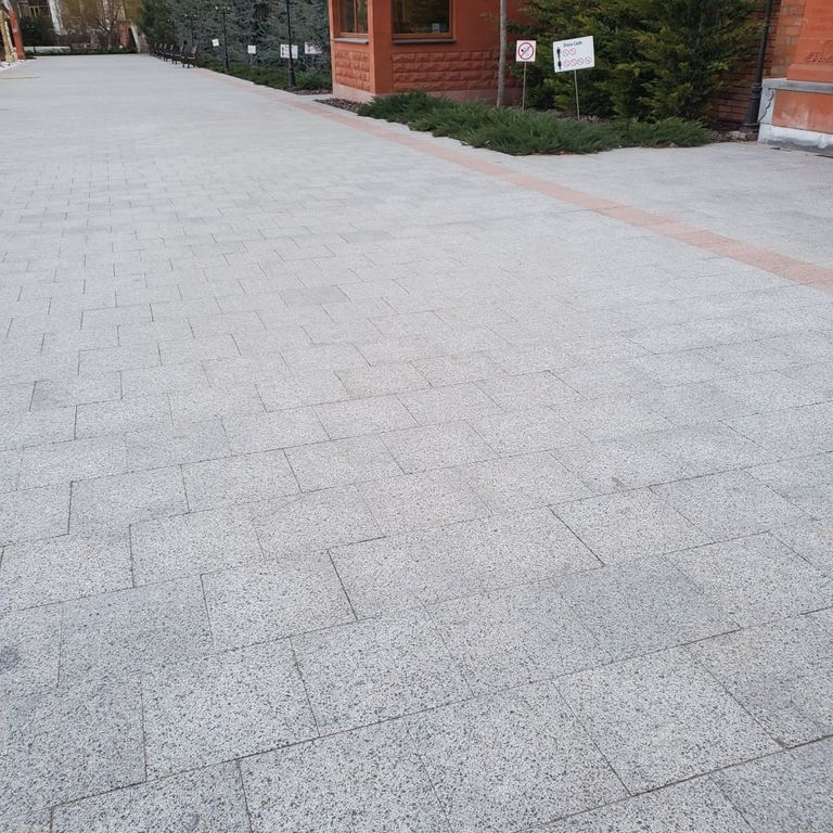 Application image for Granite - White House - Pavers. The image shows this product being used in a patio pavers application. The surface finish shown is flamed. Dominant colors shown are gray and white. The color mix creates a cool feeling.