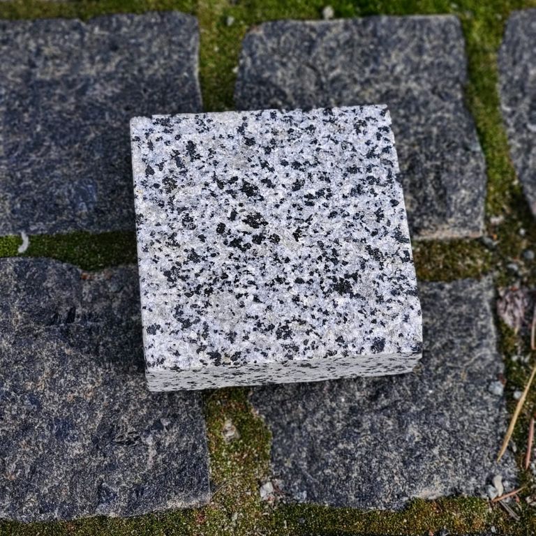 White House Granite - Cobblestones