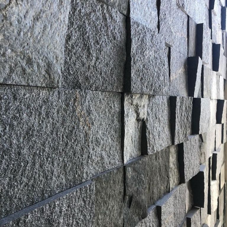 Application image for Gabbro - Dark Magma - Veneer. The image shows this product being used in a thin veneer application. The dominant color shown is gray. The color mix creates a cool feeling.