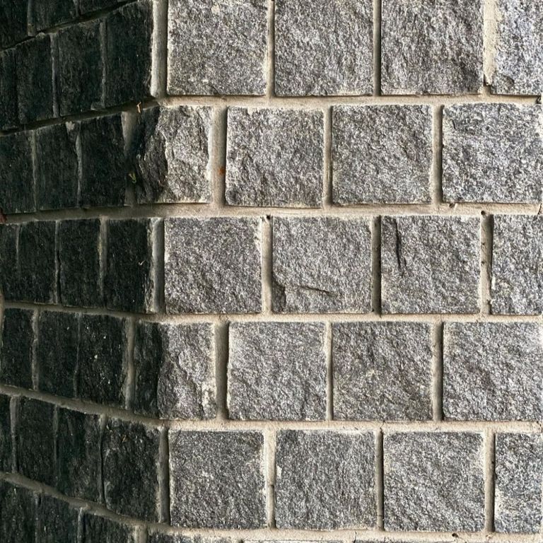 Application image for Gabbro - Dark Magma - Veneer. The image shows this product being used in a thin veneer application. The dominant color shown is gray. The color mix creates a warm feeling.