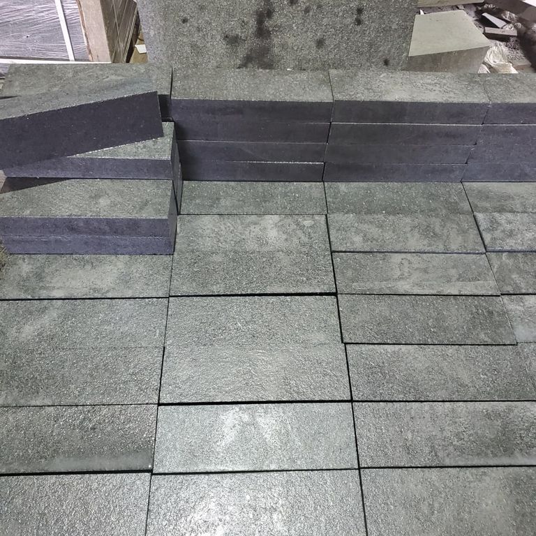 Application image for Gabbro - Dark Magma - Veneer. The dominant color shown is gray. The color mix creates a cool feeling.