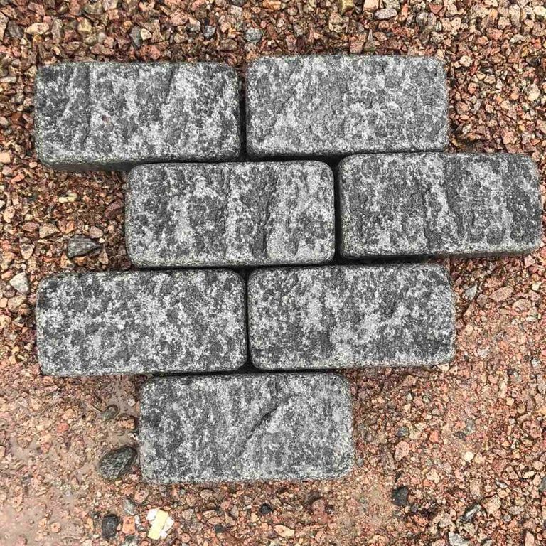 Application image for Gabbro Dark Magma Granite - Cobblestones. The dominant color shown is gray. The color mix creates a warm feeling.