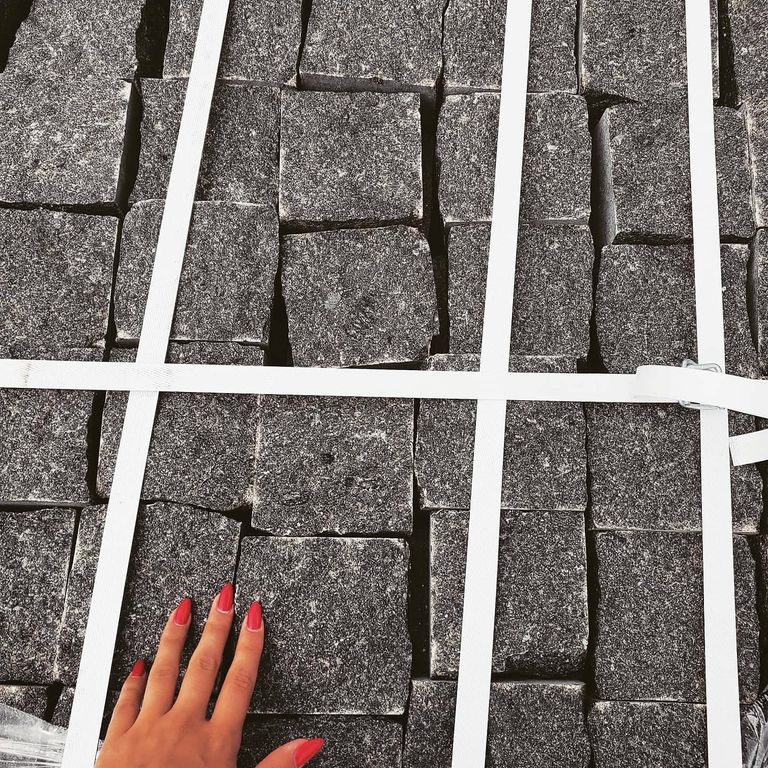 Application image for Gabbro Dark Magma Granite - Cobblestones. The dominant color shown is gray. The color mix creates a warm feeling.