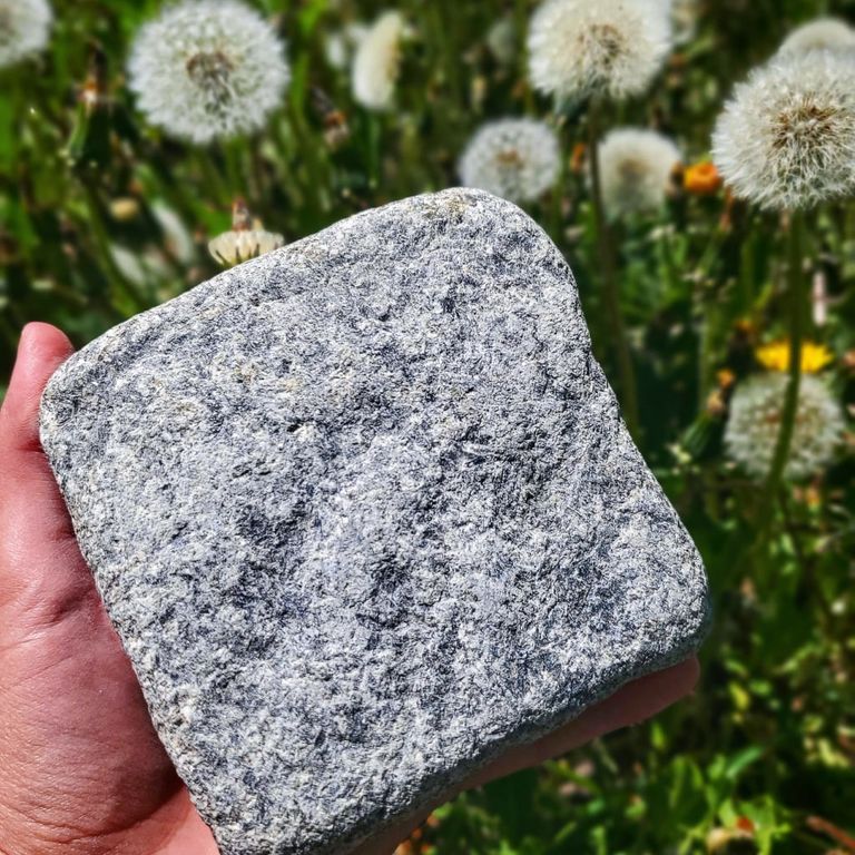 Application image for Gabbro - Dark Magma - Cobblestones. The dominant color shown is gray. The color mix creates a warm feeling.