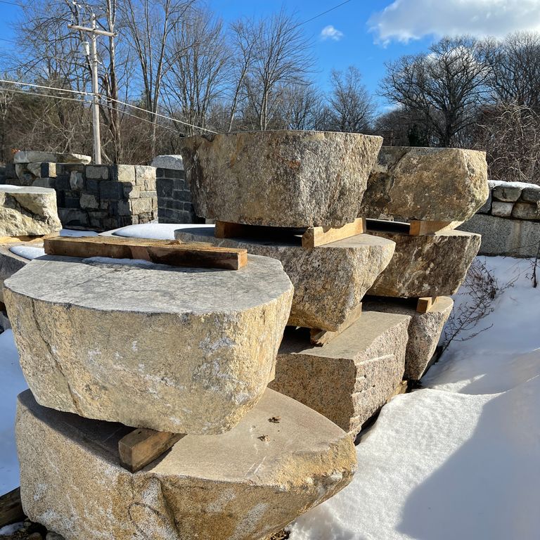 Application image for Fieldstone - New England Boulders - Sawn. The surface finish shown is sawn. The dominant color shown is gray. The color mix creates a cool feeling.
