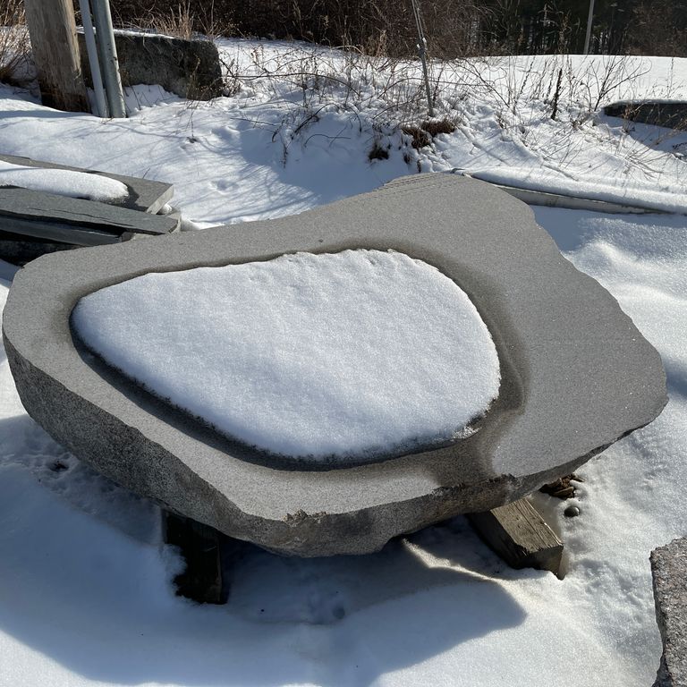 Application image for Fieldstone - New England Boulders - Sawn. The surface finish shown is sawn. The dominant color shown is gray. The color mix creates a cool feeling.