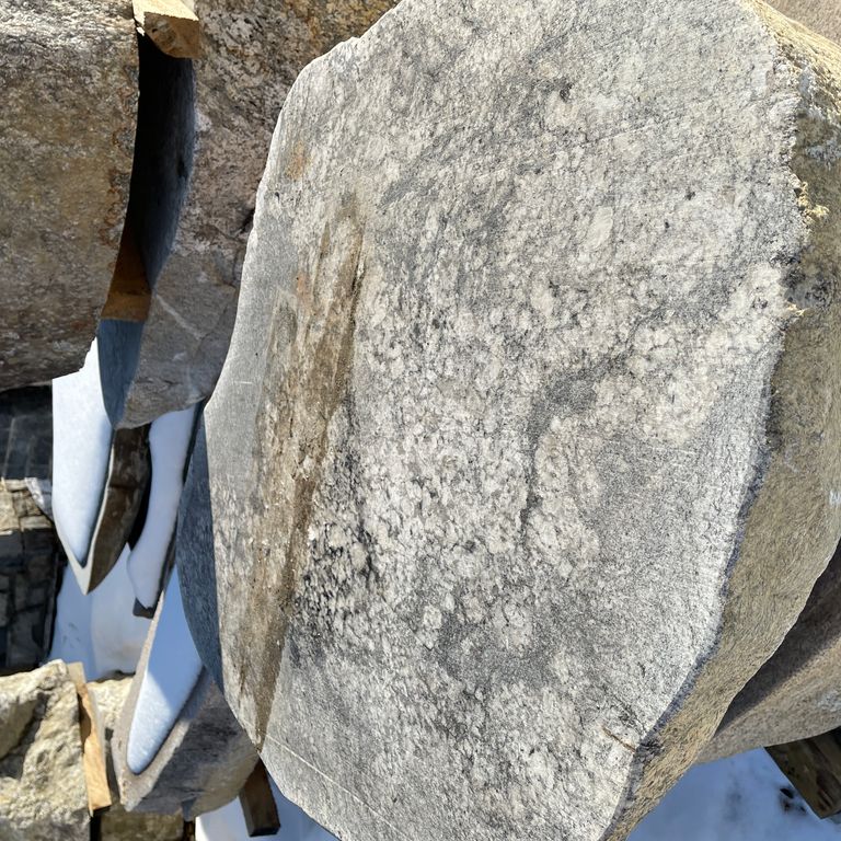 Application image for Fieldstone - New England Boulders - Sawn. The surface finish shown is sawn. The dominant color shown is gray. The color mix creates a warm feeling.