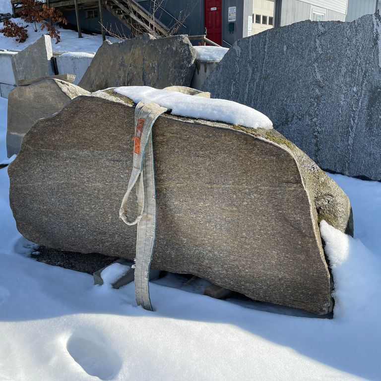 Application image for Fieldstone - New England Boulders - Sawn. The surface finish shown is sawn. The dominant color shown is gray. The color mix creates a cool feeling.