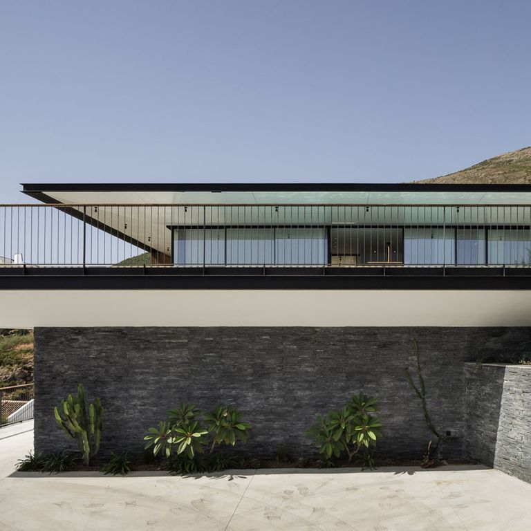 Application image for Slate - Iberian Gray - Veneer. The image shows this product being used for full bed veneer and thin veneer. The dominant color shown is gray. The color mix creates a cool feeling.