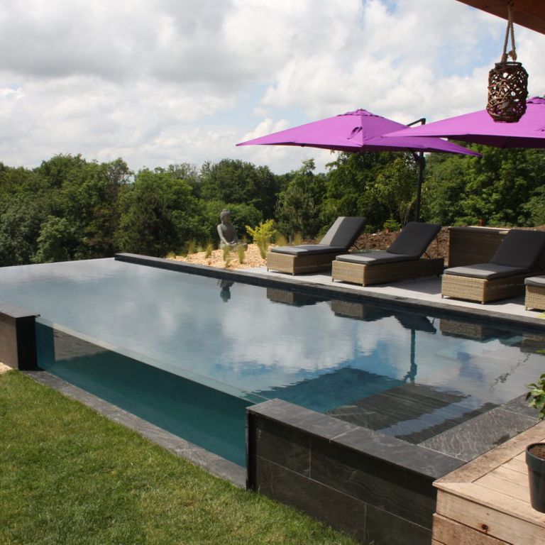 Application image for Slate - Iberian Gray - Pool coping. The image shows this product being used in a pool coping application. Dominant colors shown are black and gray. The color mix creates a cool feeling.