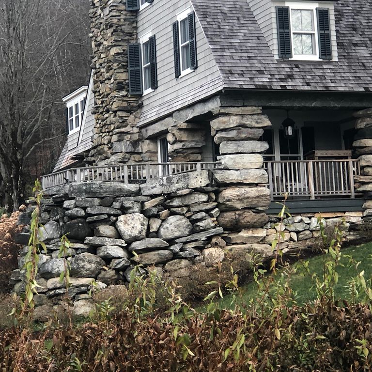 Application image for New England Fieldstone Mix - Veneer. The image shows this product being used in a full bed veneer application. The surface finish shown is weathered. The dominant color shown is gray. The color mix creates a cool feeling.