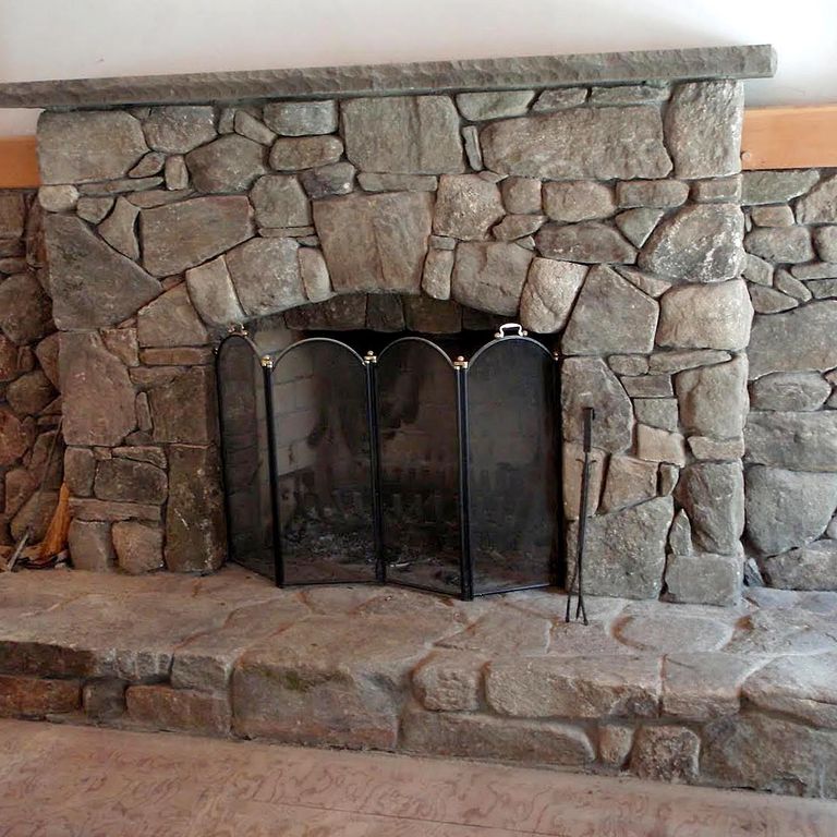 Application image for New England Fieldstone Mix - Veneer. The image shows this product being used in a thin veneer application. The surface finish shown is weathered. The dominant color shown is brown. The color mix creates a warm feeling.