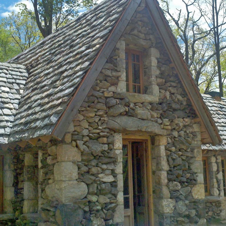 Application image for New England Fieldstone Mix - Veneer. The image shows this product being used in a full bed veneer application. The surface finish shown is weathered. The dominant color shown is gray. The color mix creates a cool feeling.